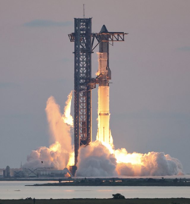 SpaceX Starship on the launch pad